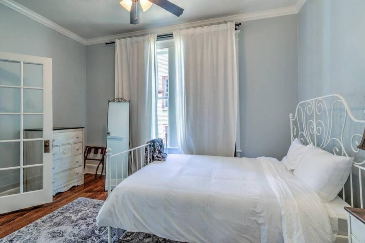 Elegant Colonial With Lovely Details And Character Memphis Exterior foto