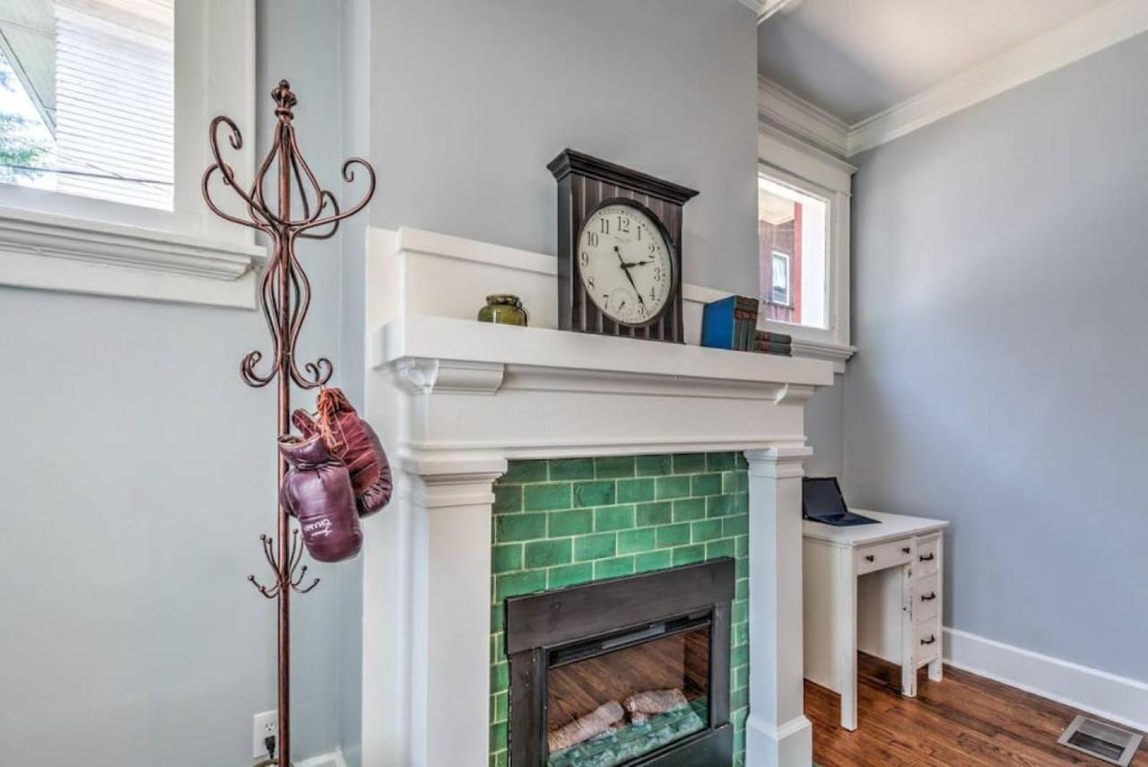 Elegant Colonial With Lovely Details And Character Memphis Exterior foto